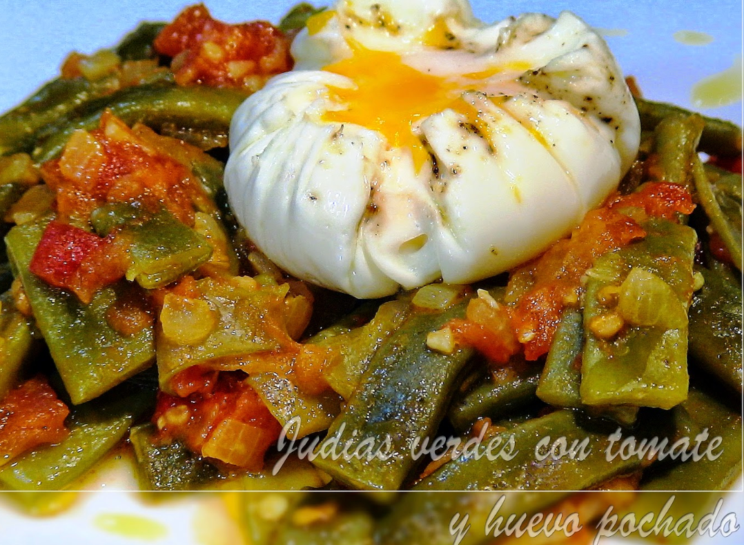 Judías verdes con tomate y huevo